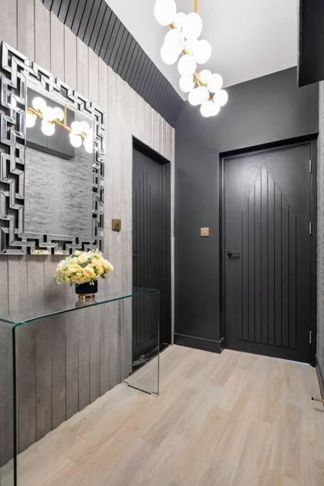 1LSR - High-End Luxury 2 Bed Designer Apartment
