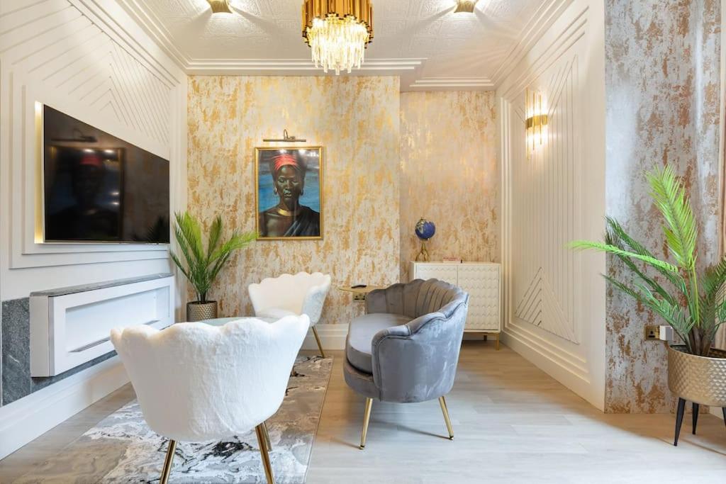 1LSR - High-End Luxury 2 Bed Designer Apartment