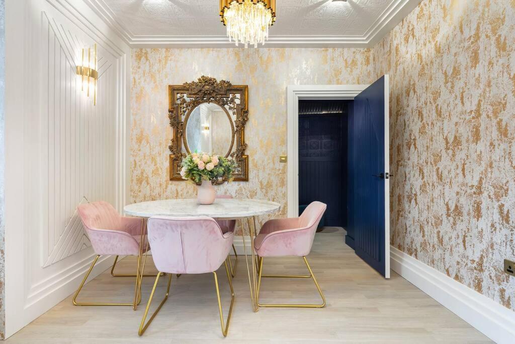 1LSR - High-End Luxury 2 Bed Designer Apartment
