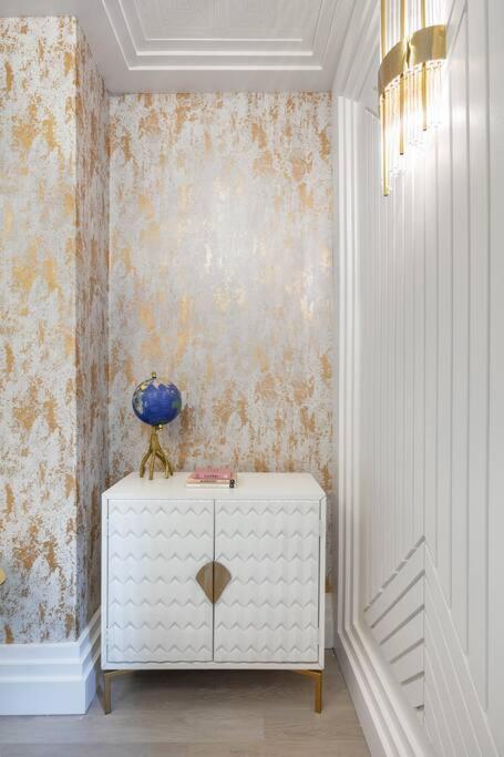 1LSR - High-End Luxury 2 Bed Designer Apartment