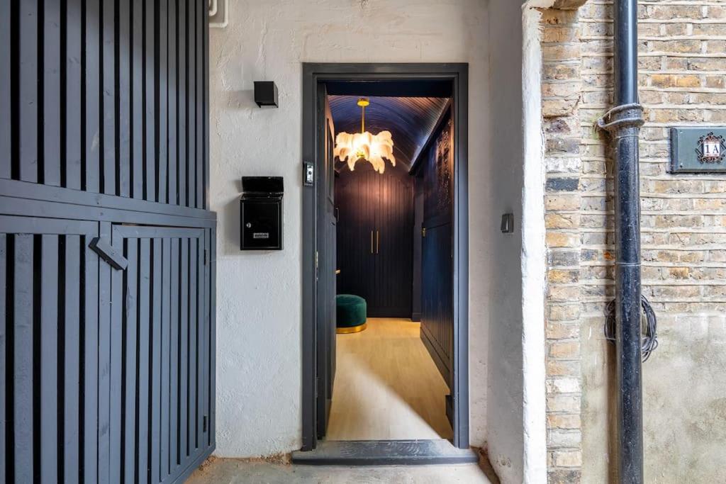 1LSR - High-End Luxury 2 Bed Designer Apartment