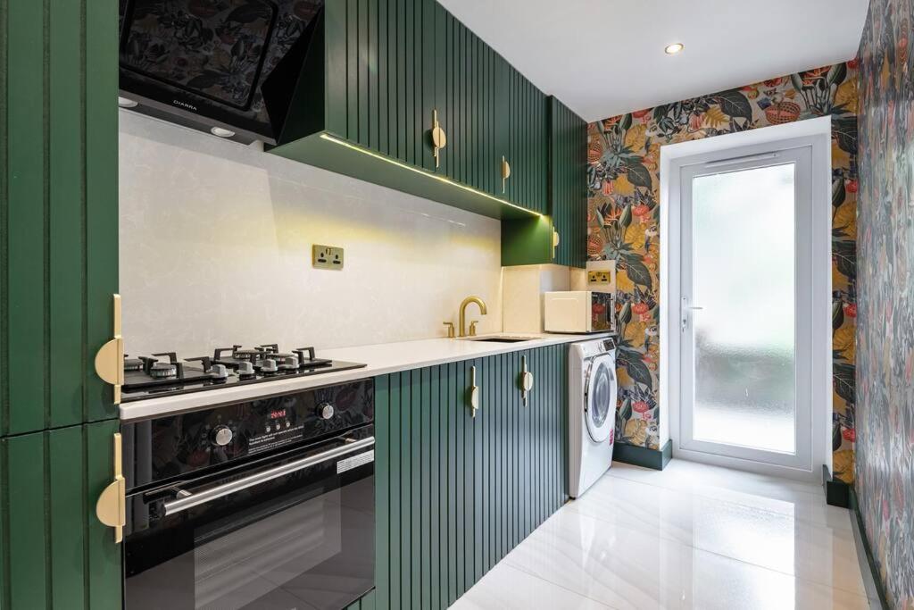 1LSR - High-End Luxury 2 Bed Designer Apartment