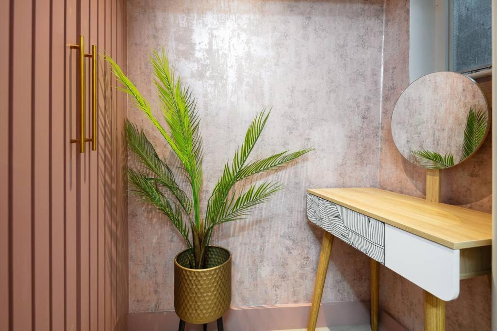 1LSR - High-End Luxury 2 Bed Designer Apartment
