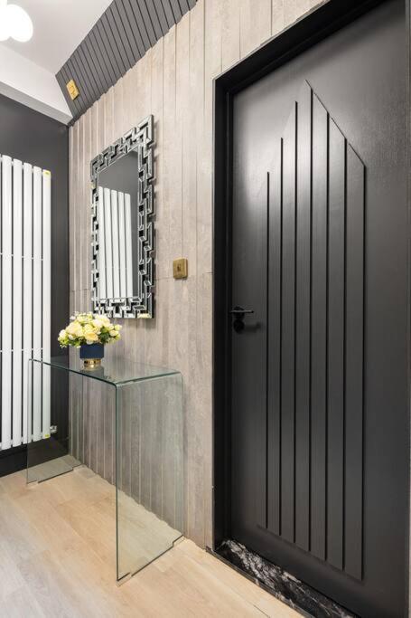 1LSR - High-End Luxury 2 Bed Designer Apartment