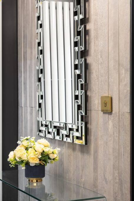 1LSR - High-End Luxury 2 Bed Designer Apartment