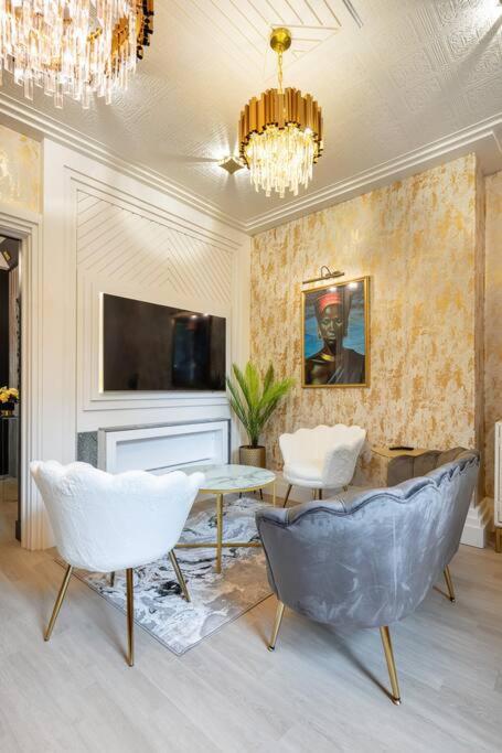 1LSR - High-End Luxury 2 Bed Designer Apartment