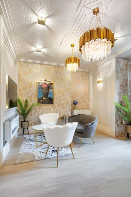 1LSR - High-End Luxury 2 Bed Designer Apartment