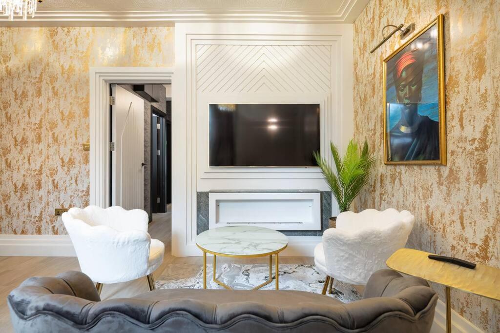 1LSR - High-End Luxury 2 Bed Designer Apartment