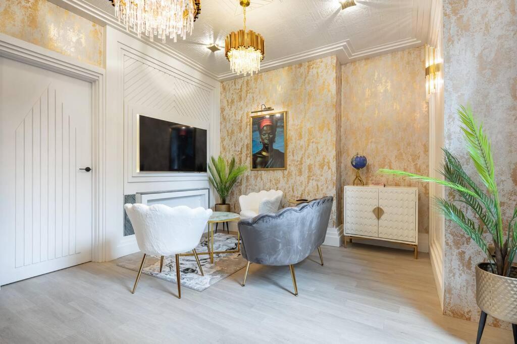 1LSR - High-End Luxury 2 Bed Designer Apartment
