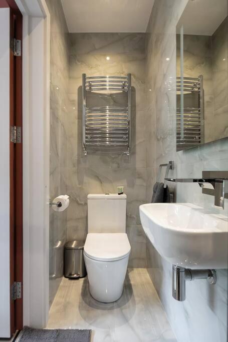1LSR - High-End Luxury 2 Bed Designer Apartment