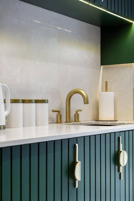 1LSR - High-End Luxury 2 Bed Designer Apartment