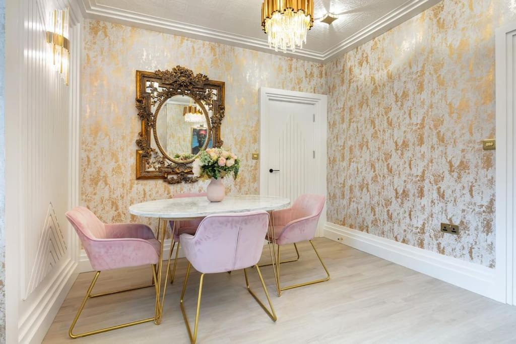 1LSR - High-End Luxury 2 Bed Designer Apartment