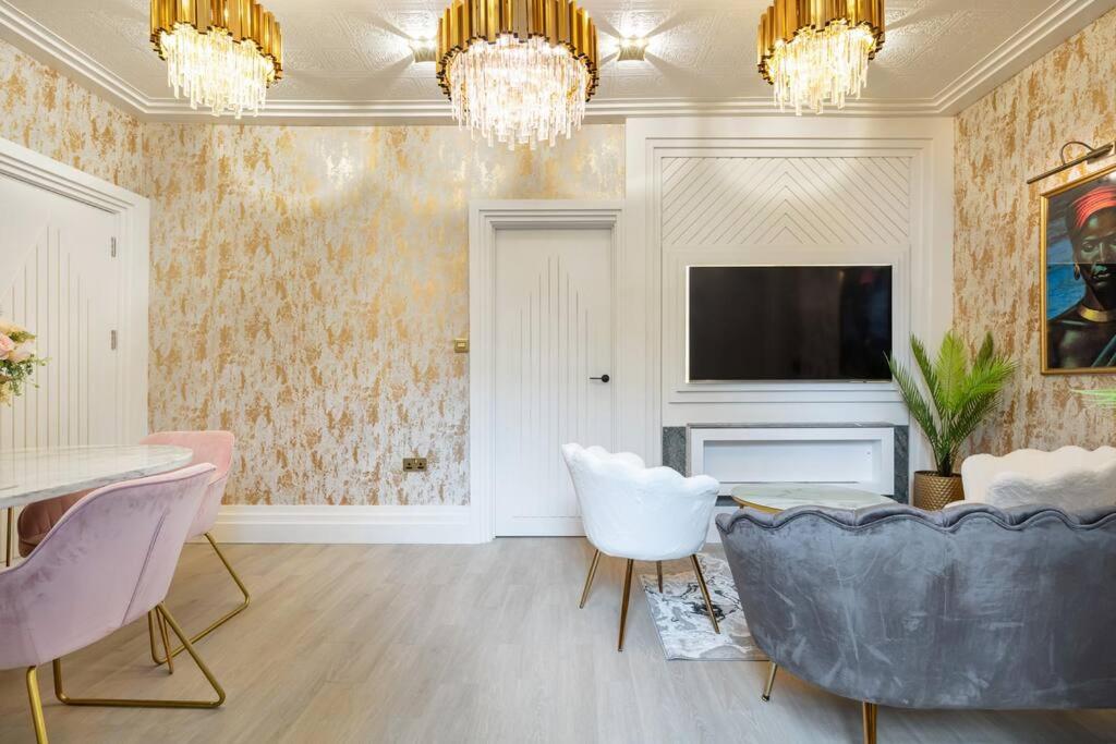 1LSR - High-End Luxury 2 Bed Designer Apartment