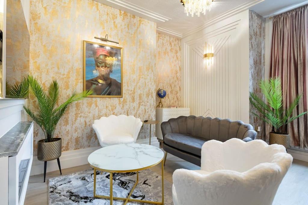 1LSR - High-End Luxury 2 Bed Designer Apartment