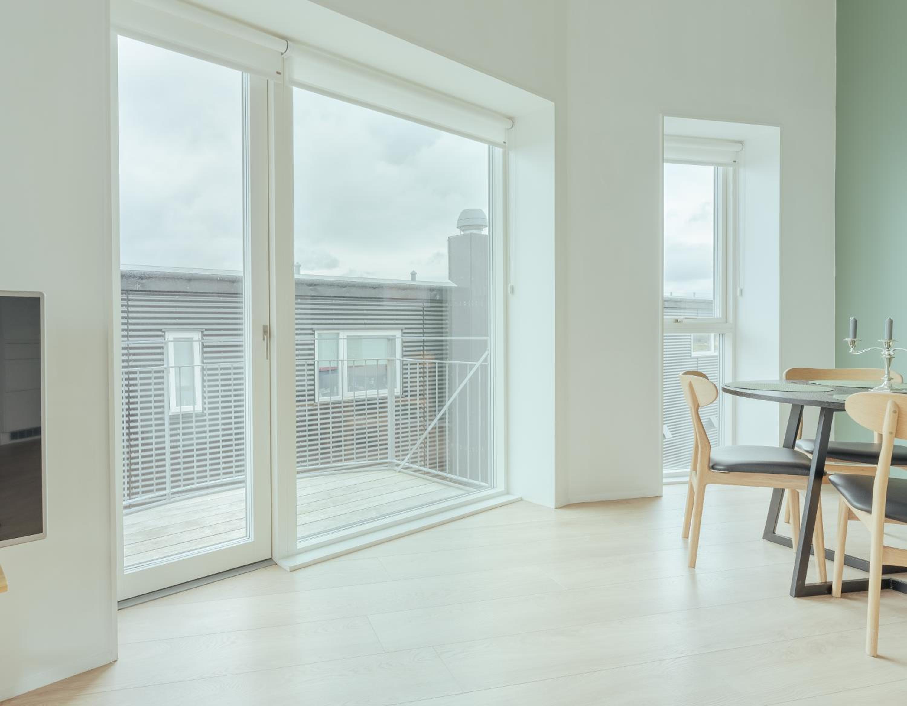 Delightful 2 Bedroom Apt - Balcony - Parking