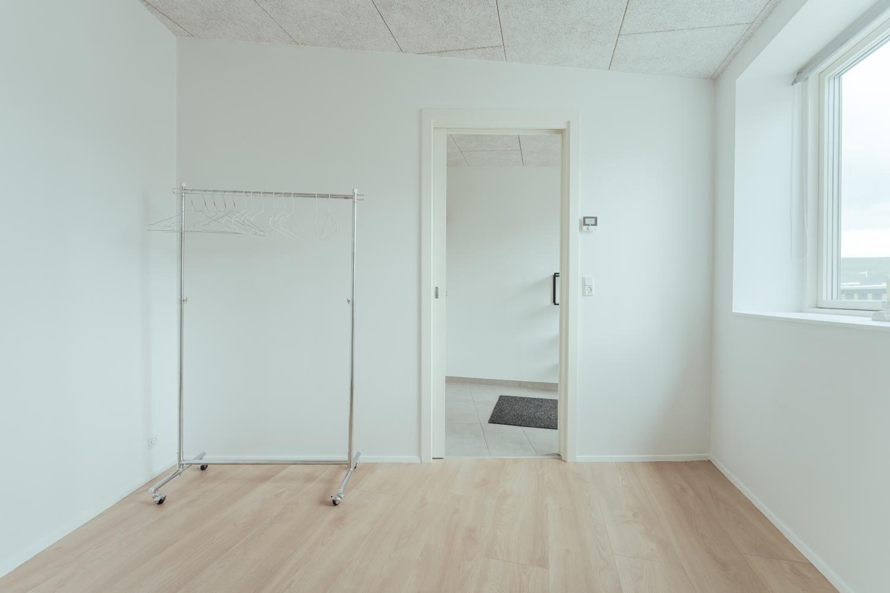 Delightful 2 Bedroom Apt - Balcony - Parking
