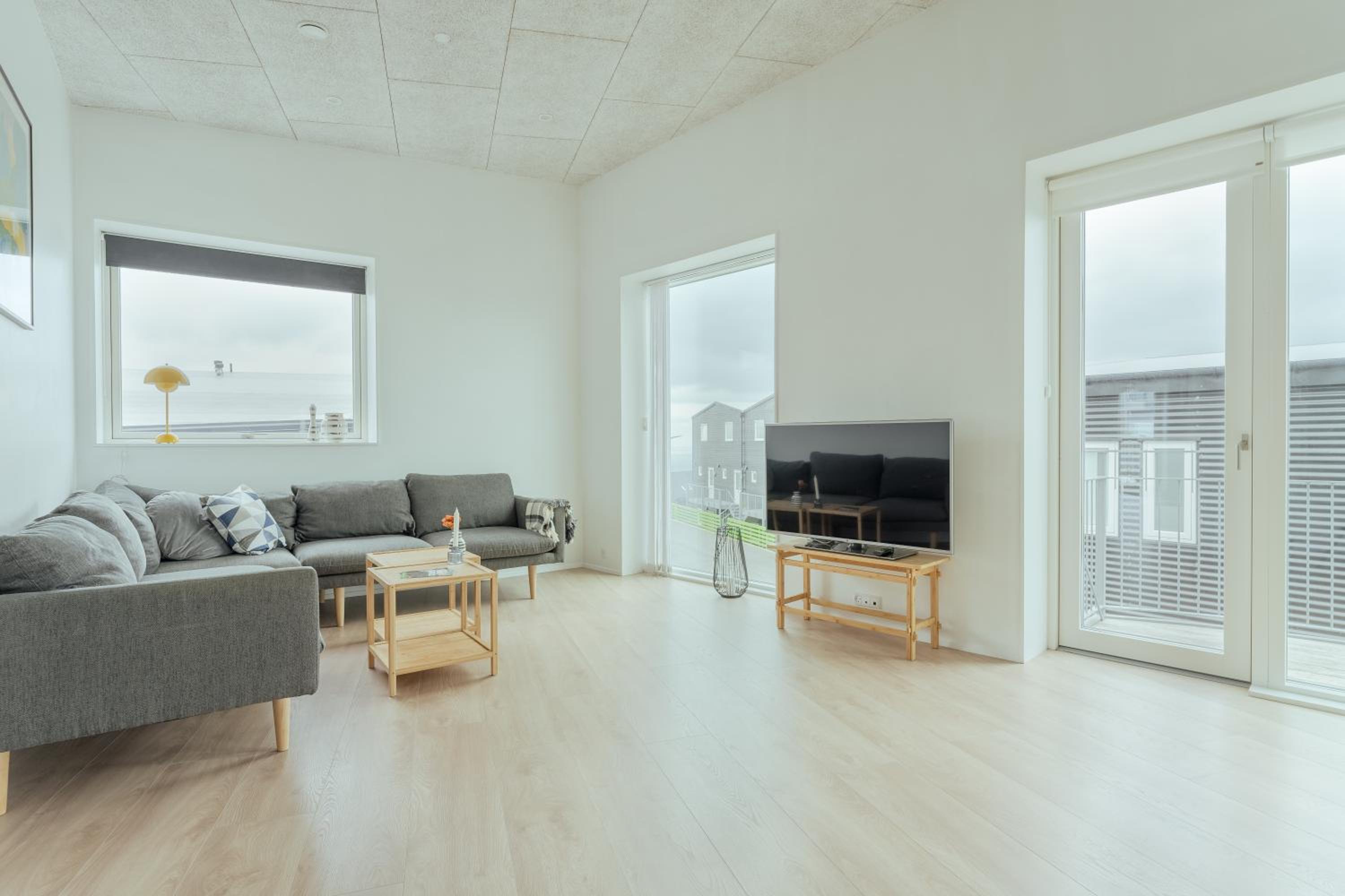 Delightful 2 Bedroom Apt - Balcony - Parking