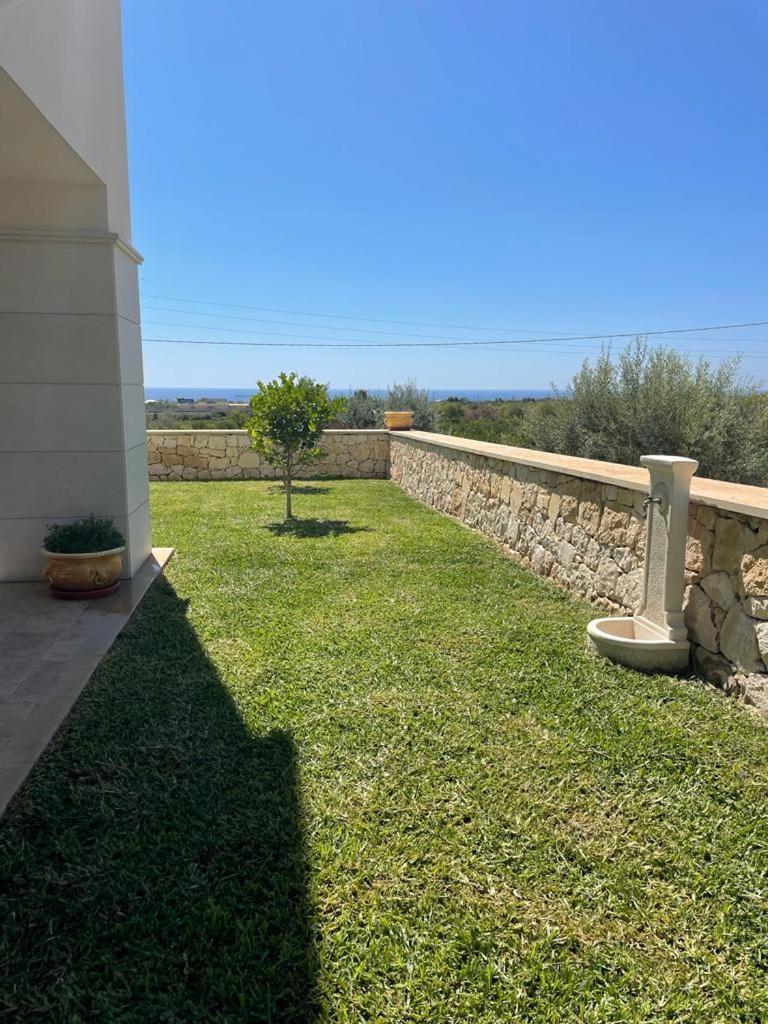 Villa Carmiano b&b Luxury bedrooms in Avola in the province of Syracuse with room with swimming pool