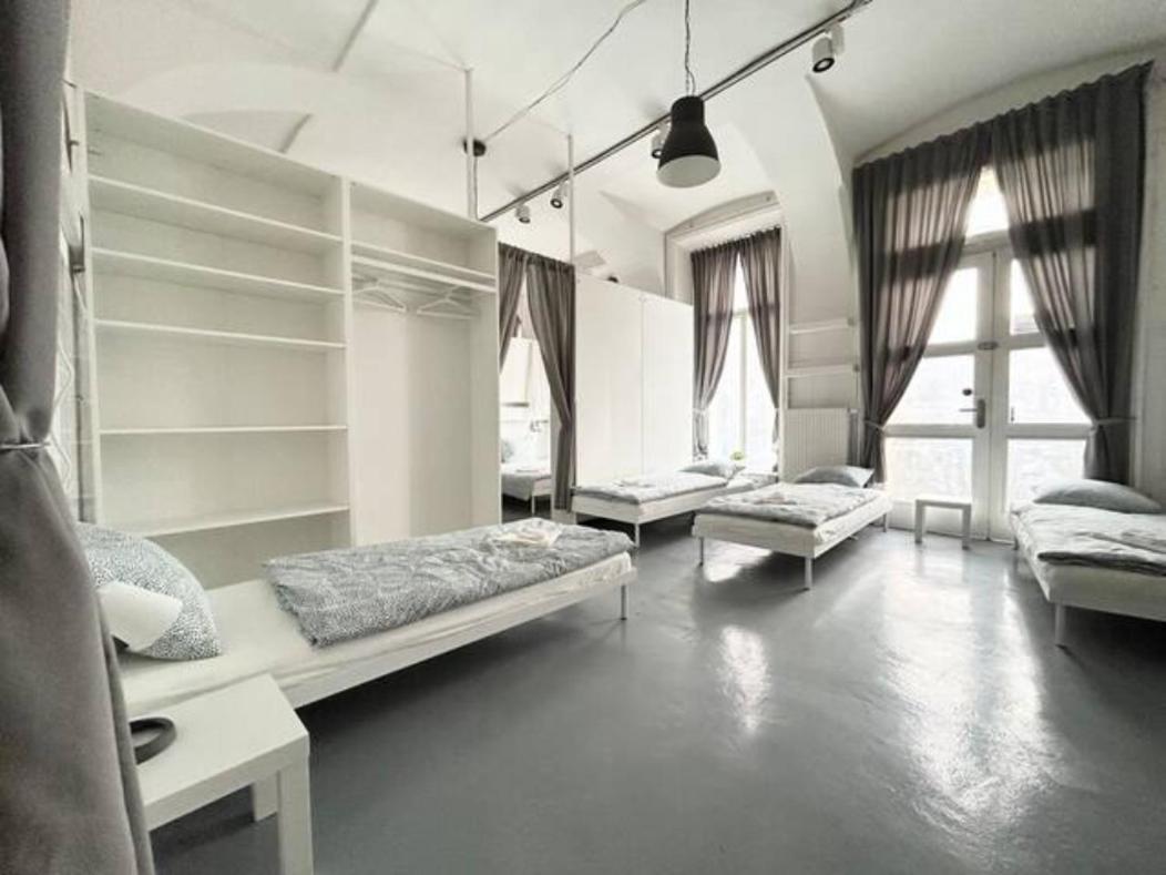 PARTY HOUSE PRAGUE - Apartments Ve Smečkách 18, CITY CENTER!!