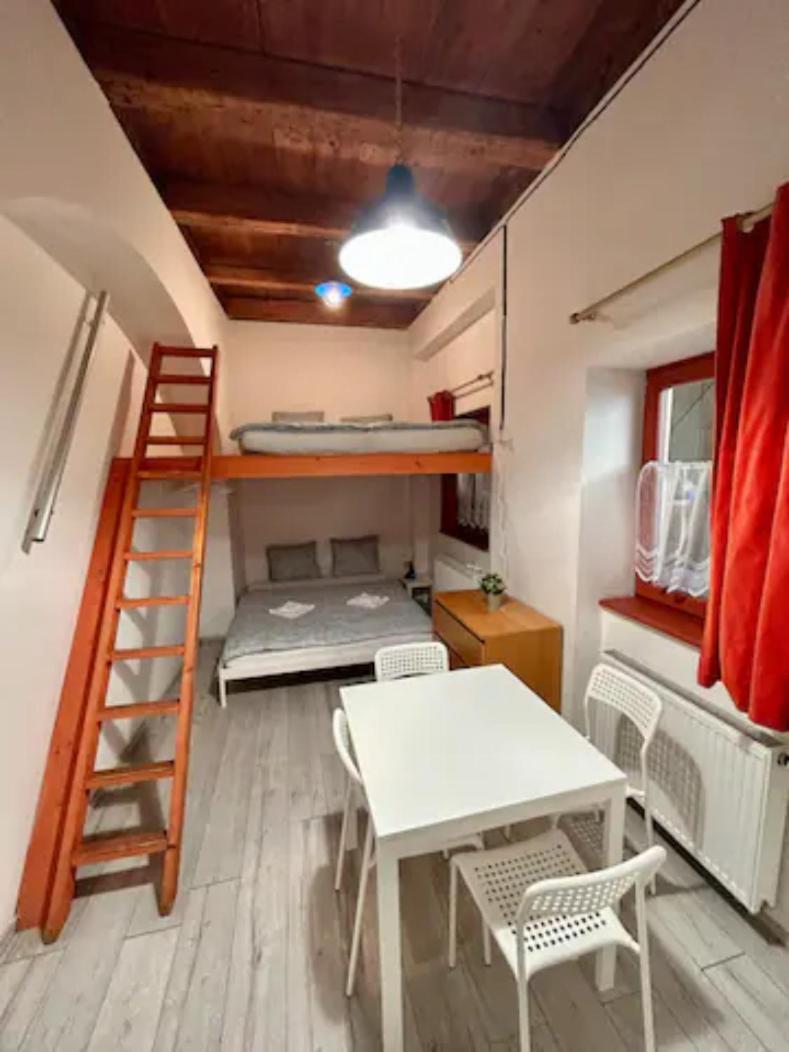 PARTY HOUSE PRAGUE - Apartments Ve Smečkách 18, CITY CENTER!!