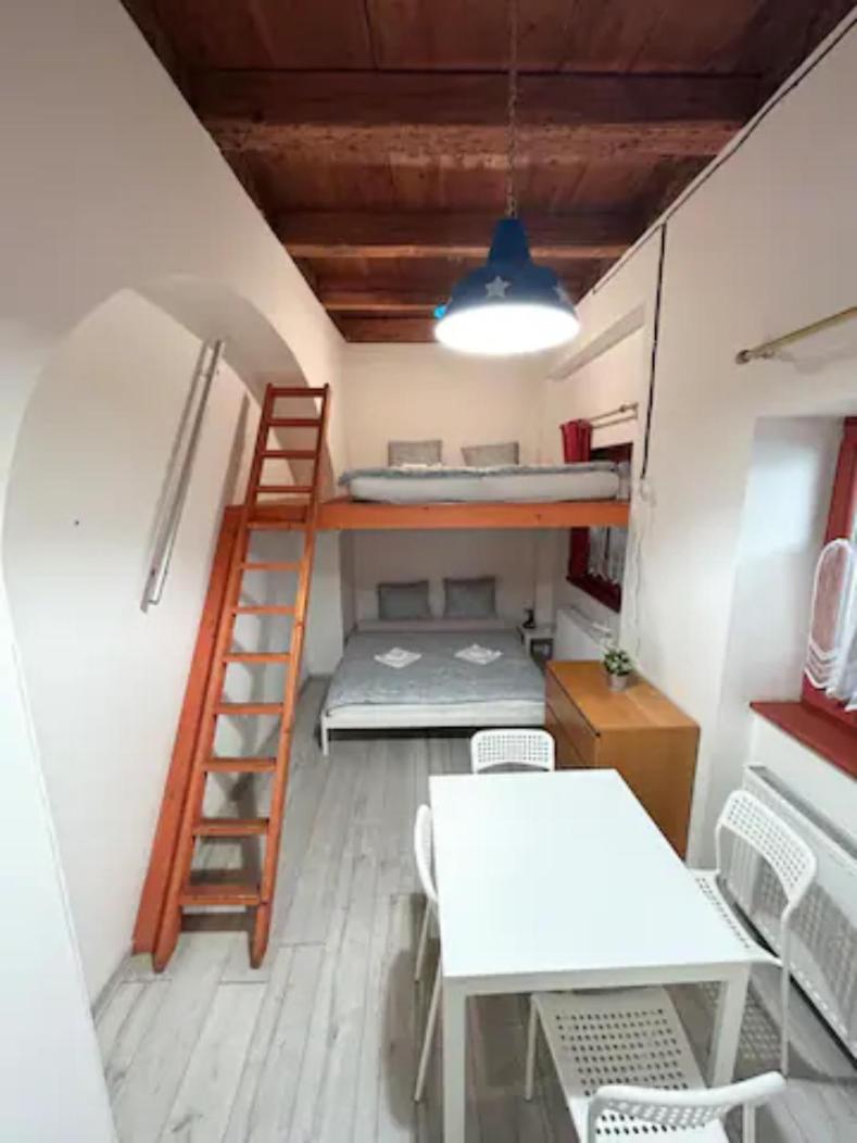 PARTY HOUSE PRAGUE - Apartments Ve Smečkách 18, CITY CENTER!!