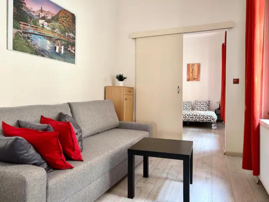 PARTY HOUSE PRAGUE - Apartments Ve Smečkách 18, CITY CENTER!!