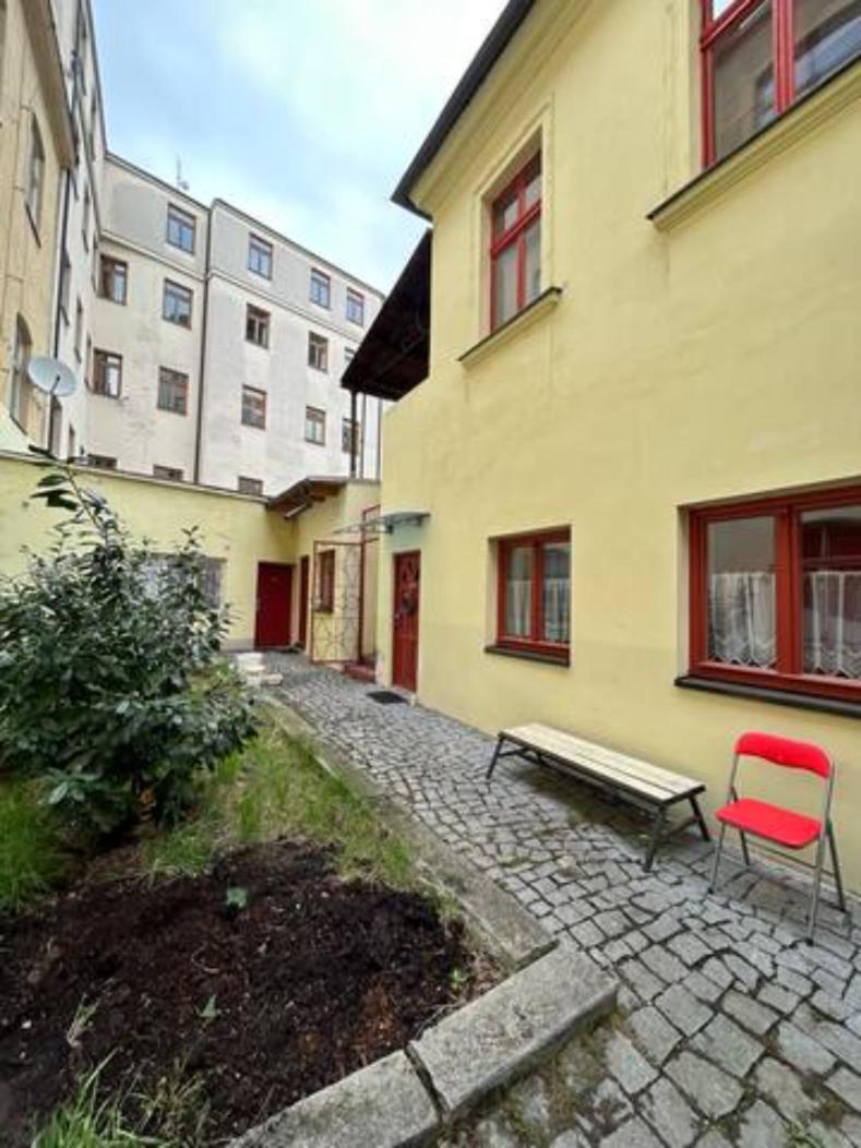 PARTY HOUSE PRAGUE - Apartments Ve Smečkách 18, CITY CENTER!!