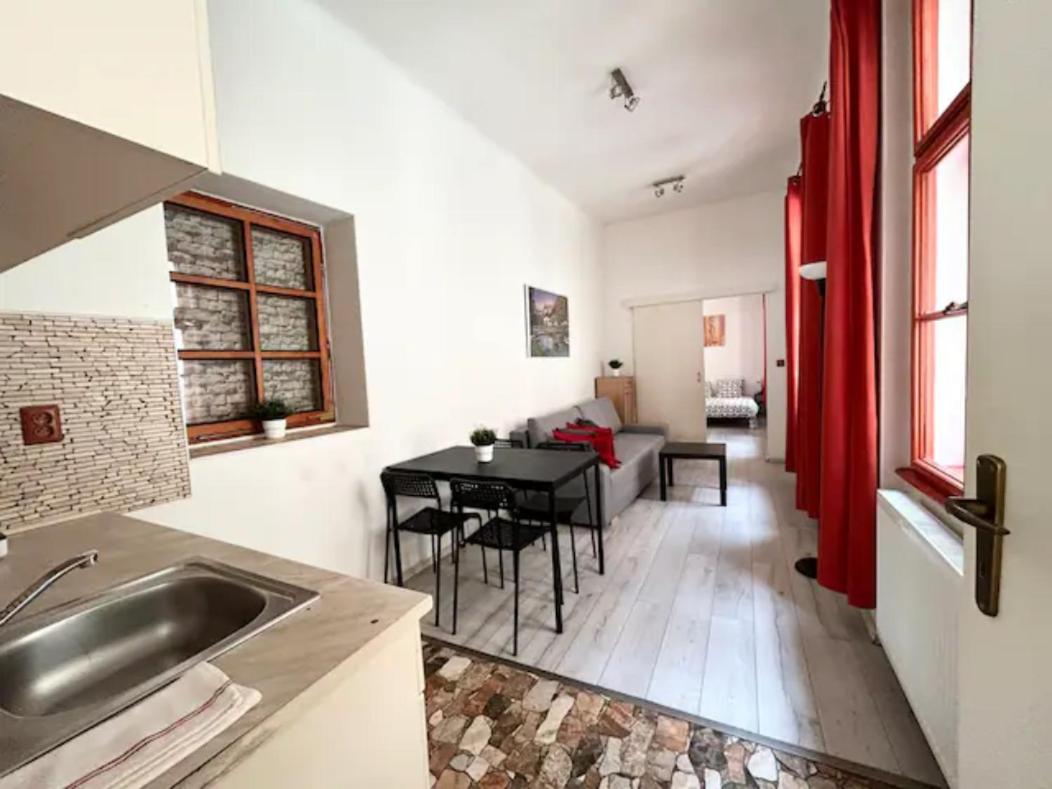 PARTY HOUSE PRAGUE - Apartments Ve Smečkách 18, CITY CENTER!!