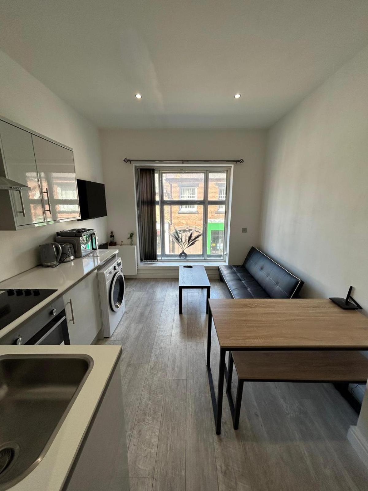 Studio Apartment Great Location