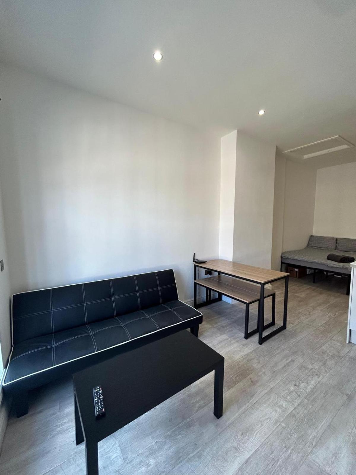 Studio Apartment Great Location