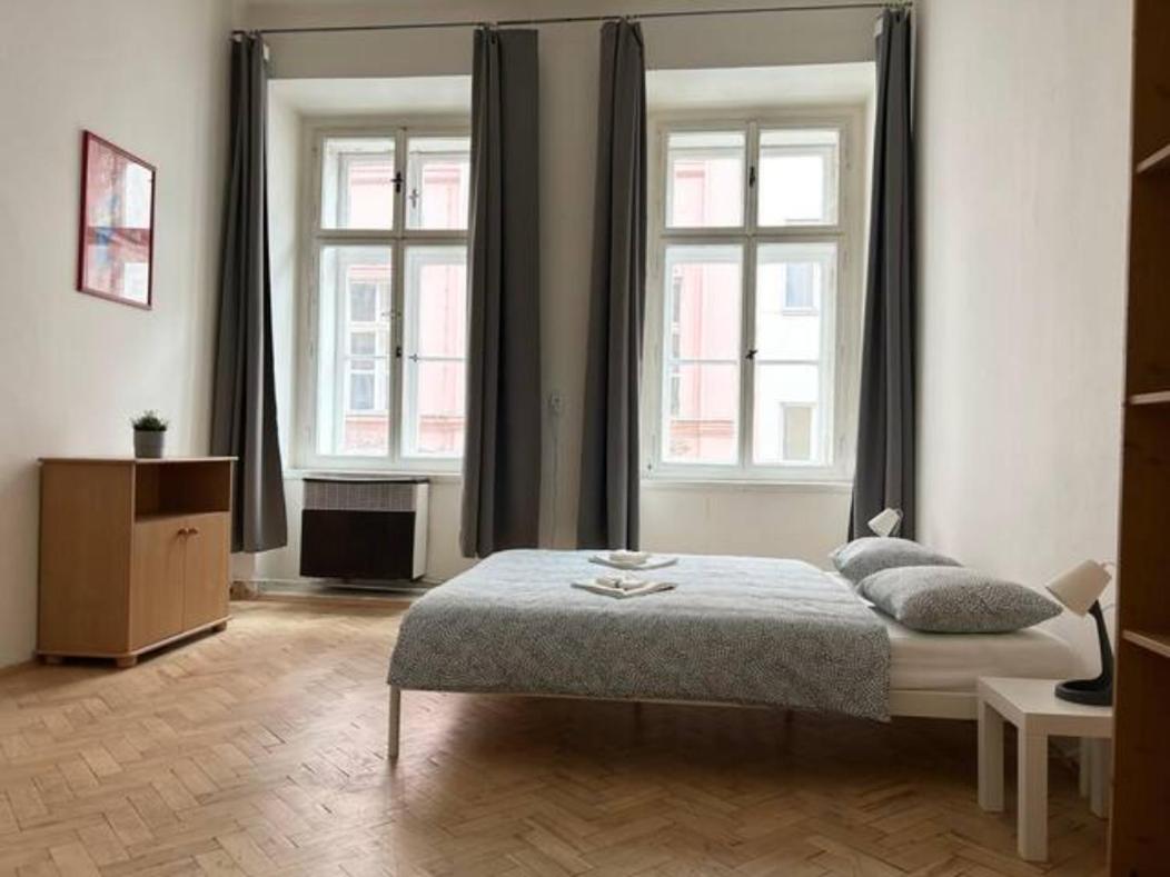 PARTY HOUSE PRAGUE - Apartments Ve Smečkách 18, CITY CENTER!!