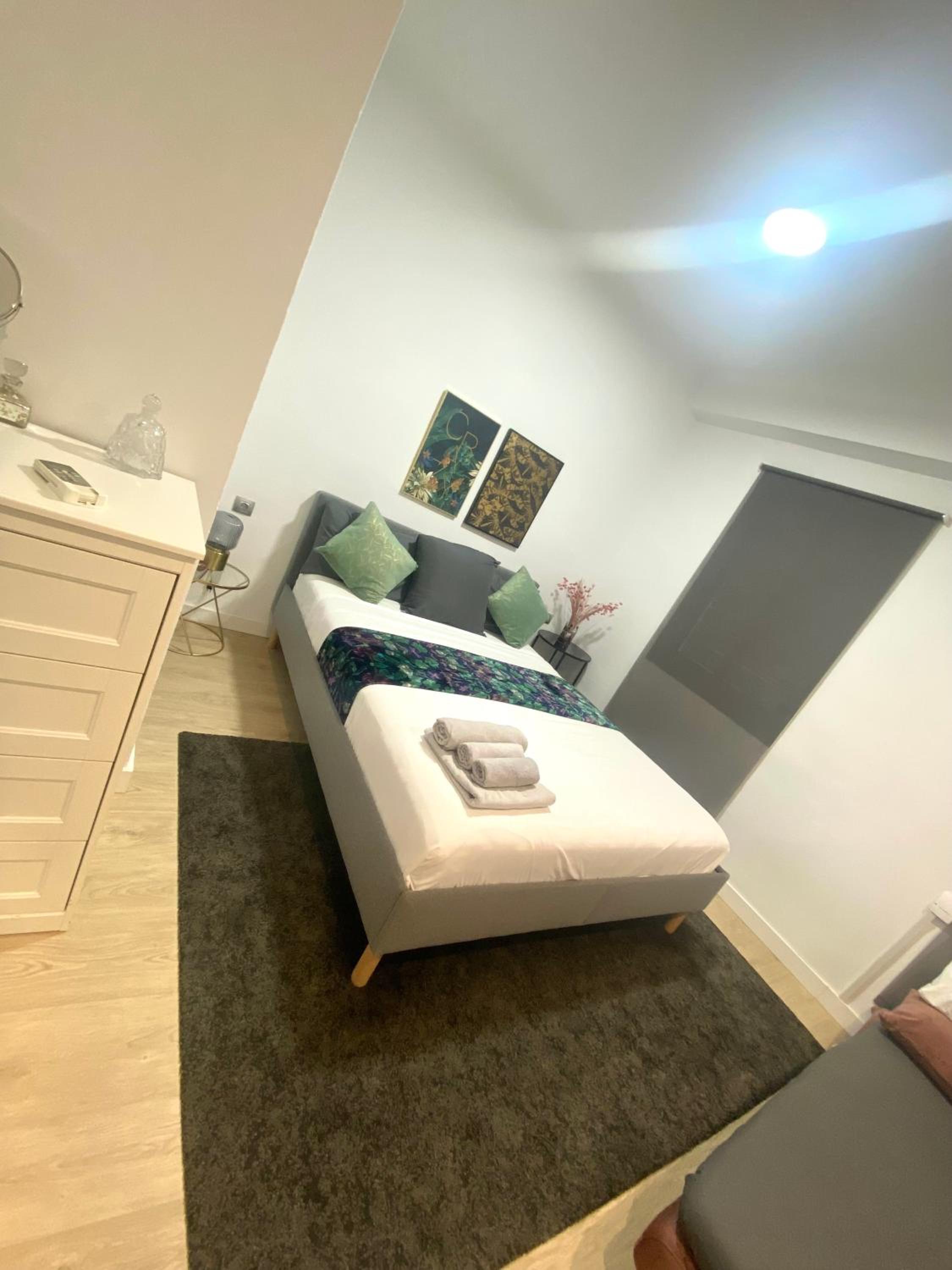 Barcelona Chic Apartments- Free Parking - 10 min BCN center by metro
