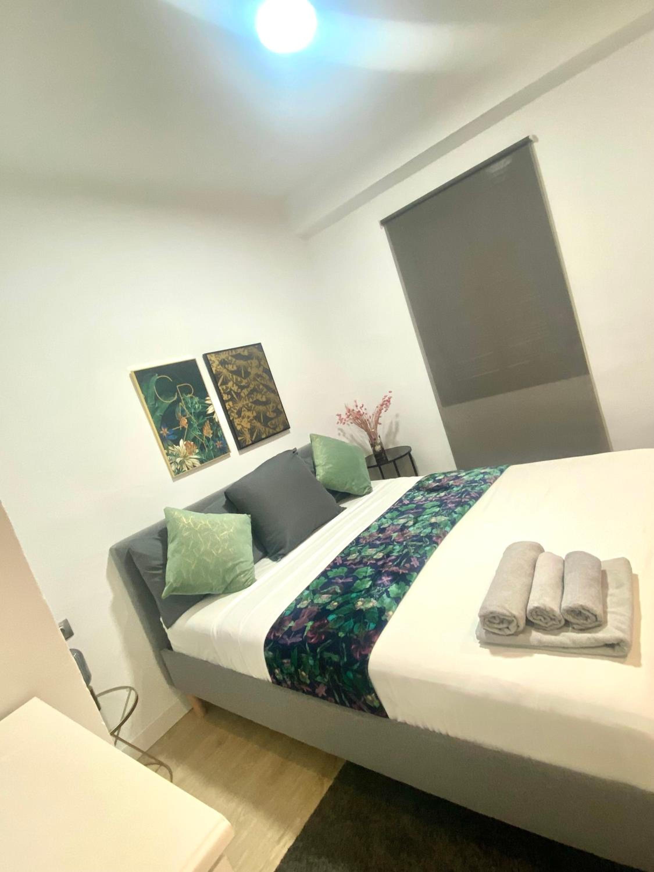 Barcelona Chic Apartments- Free Parking - 10 min BCN center by metro
