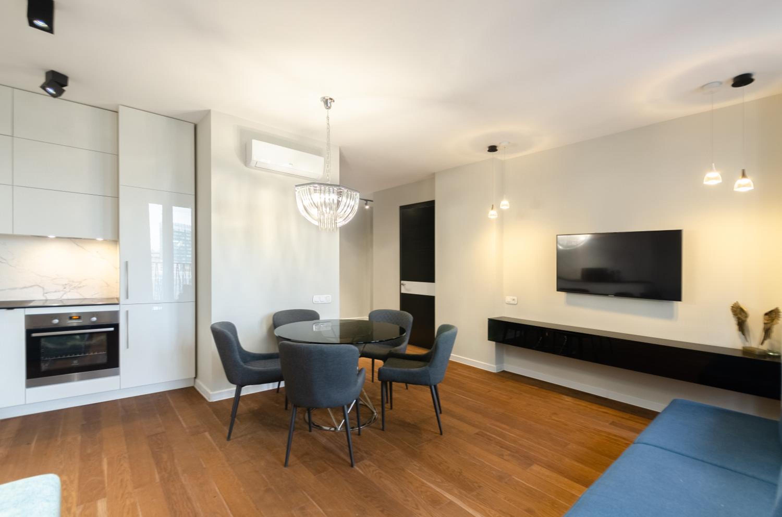 9-102 New York spacious, Antonovycha 74, Kyiv centre, Olimpiiska metro nearby, panoramic city view, 15 kW backup power, Petrovdom Apartment view 3