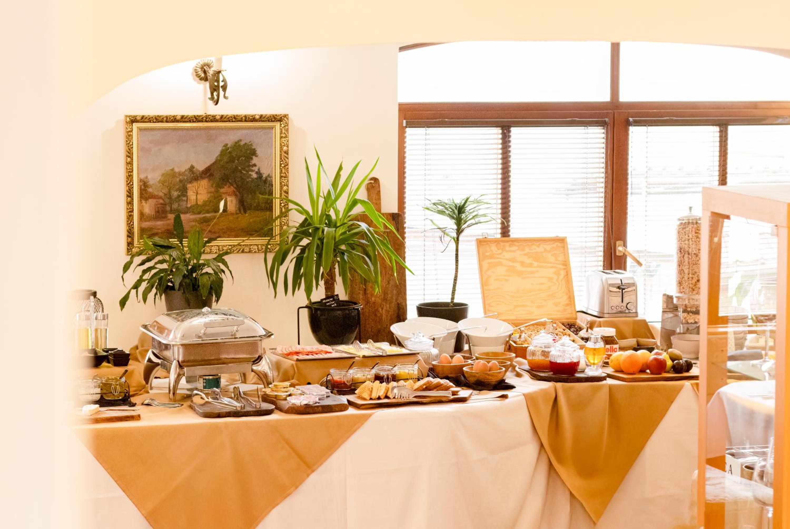 Penzión Wellness & Restaurant Zoborská, free parking
