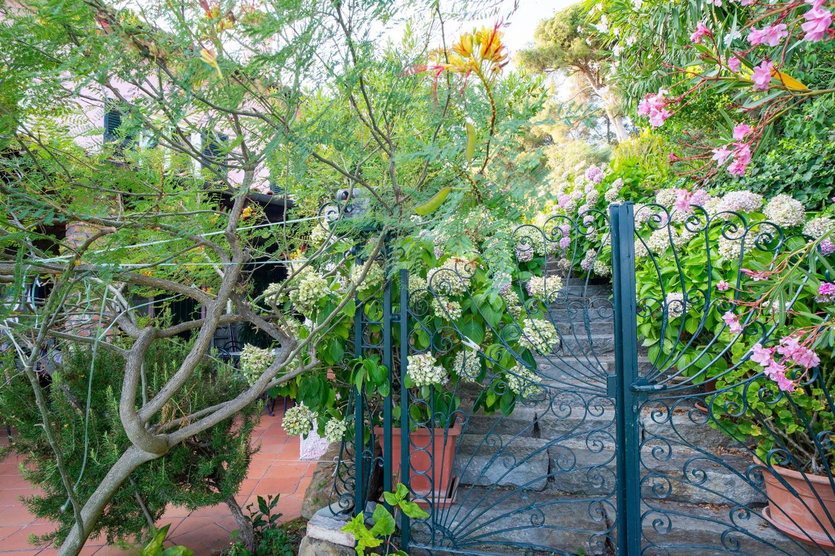 GuestHost - Amazing Apartment with Private Parking & Pool view 2