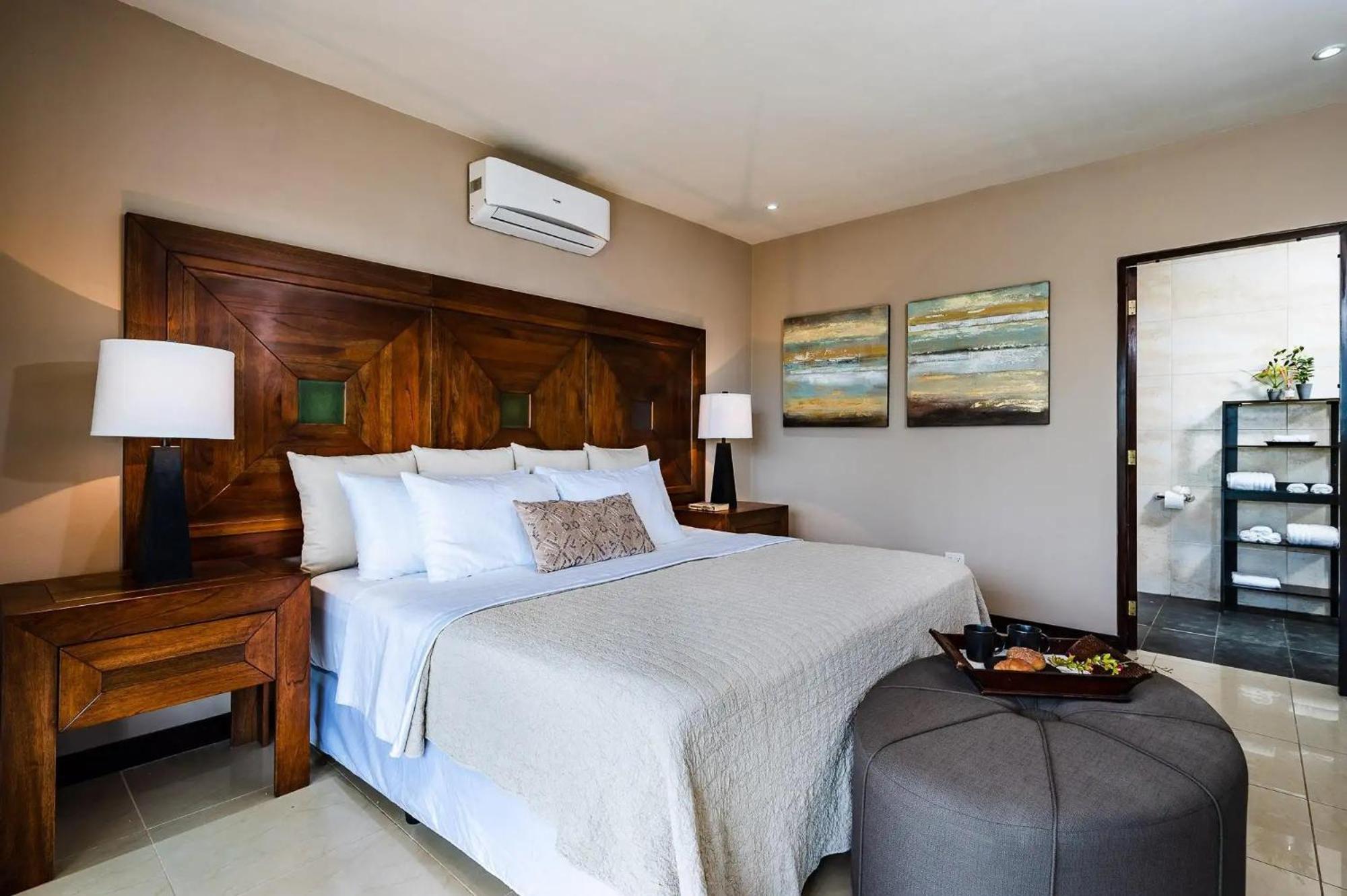 Maison Blanche - Elegant 3BR Oasis, Pool, Balcony & BBQ in Flamingo