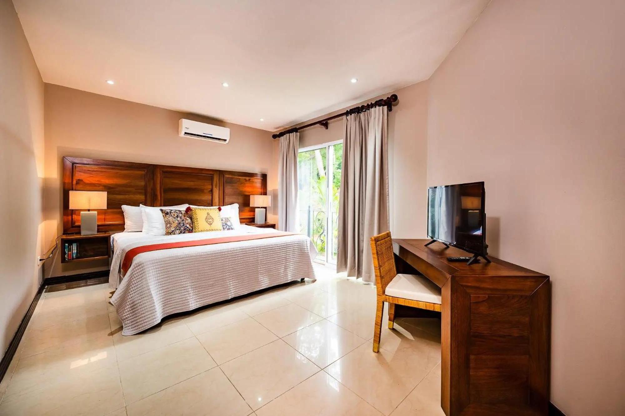 Maison Blanche - Elegant 3BR Oasis, Pool, Balcony & BBQ in Flamingo