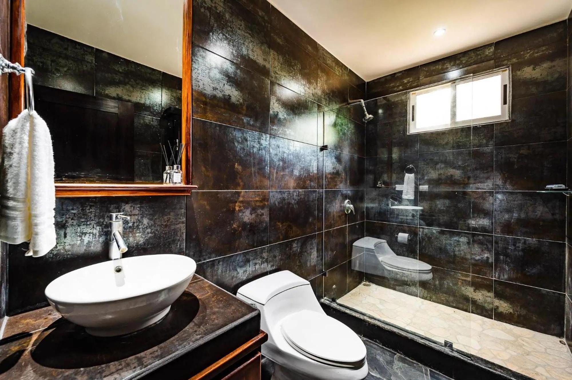 Maison Blanche - Elegant 3BR Oasis, Pool, Balcony & BBQ in Flamingo