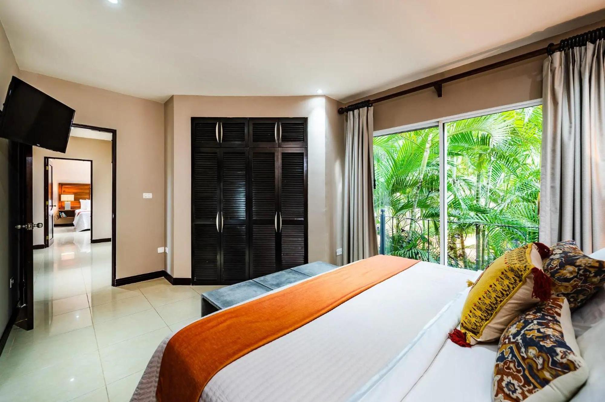 Maison Blanche - Elegant 3BR Oasis, Pool, Balcony & BBQ in Flamingo