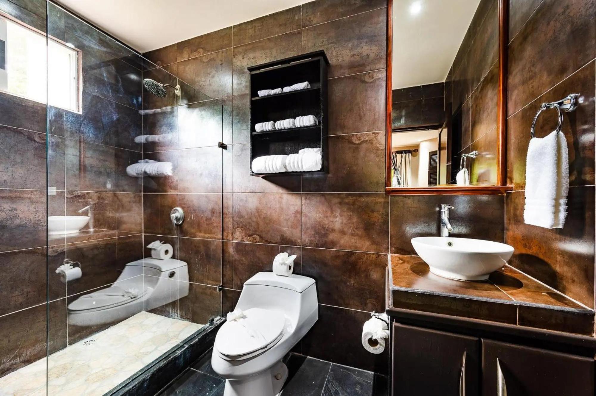 Maison Blanche - Elegant 3BR Oasis, Pool, Balcony & BBQ in Flamingo