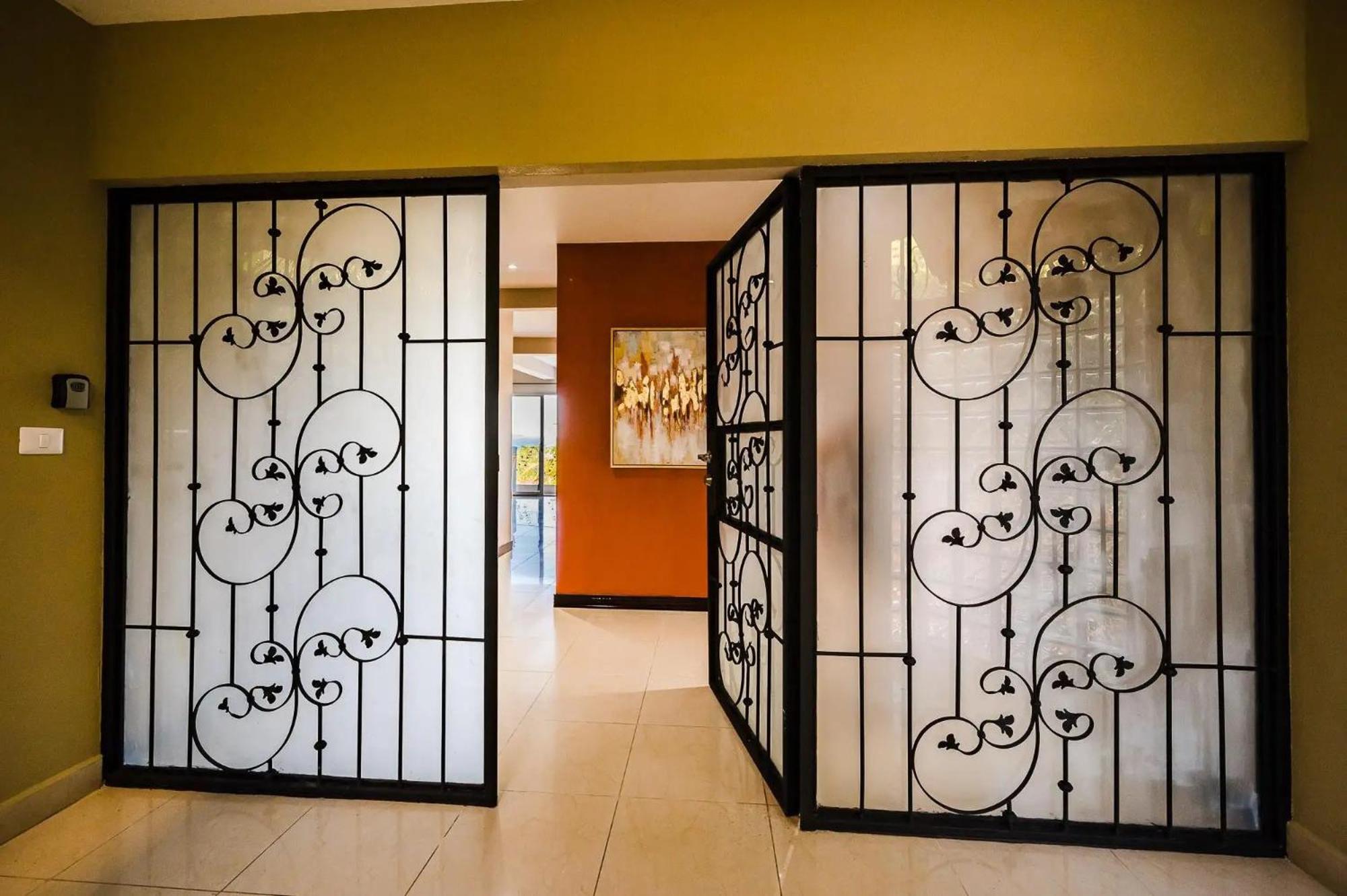 Maison Blanche - Elegant 3BR Oasis, Pool, Balcony & BBQ in Flamingo