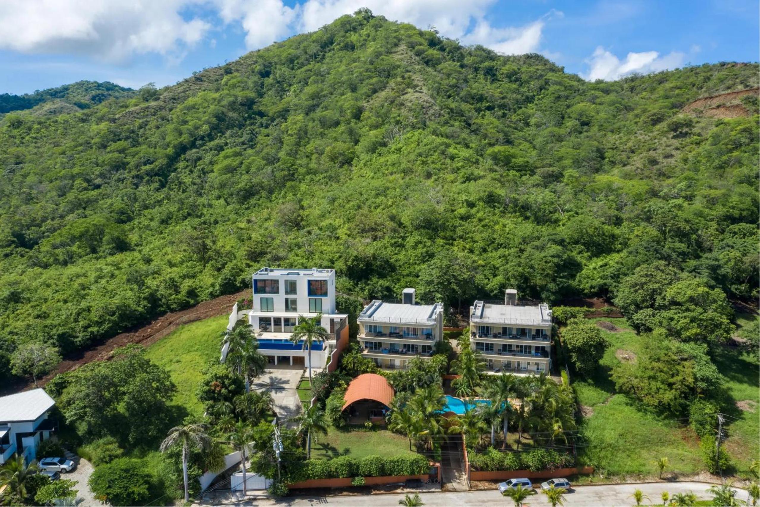 Maison Blanche - Elegant 3BR Oasis, Pool, Balcony & BBQ in Flamingo
