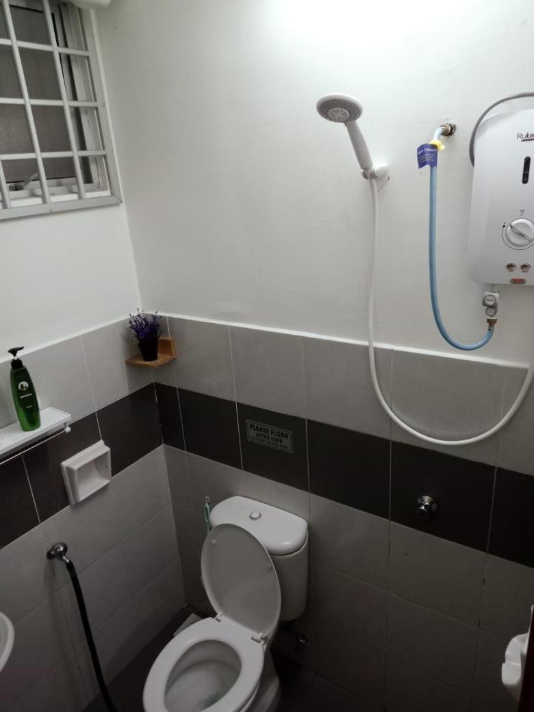 Homestay Camelia Kuala Terengganu - Near Drawbridge, Pasar Payang, KTCC Mall, Hospital HSNZ and Batu Buruk Beach Area view 4