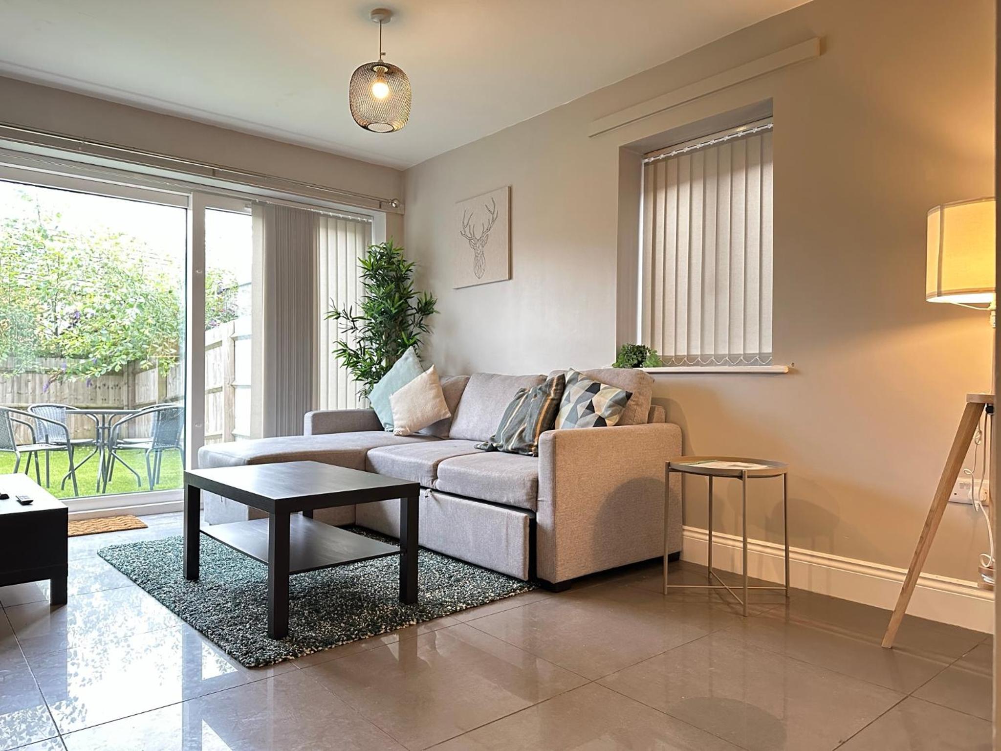 New Stylish House - Sleeps 7 - Free Parking - Contractors Welcome - Wifi view 2