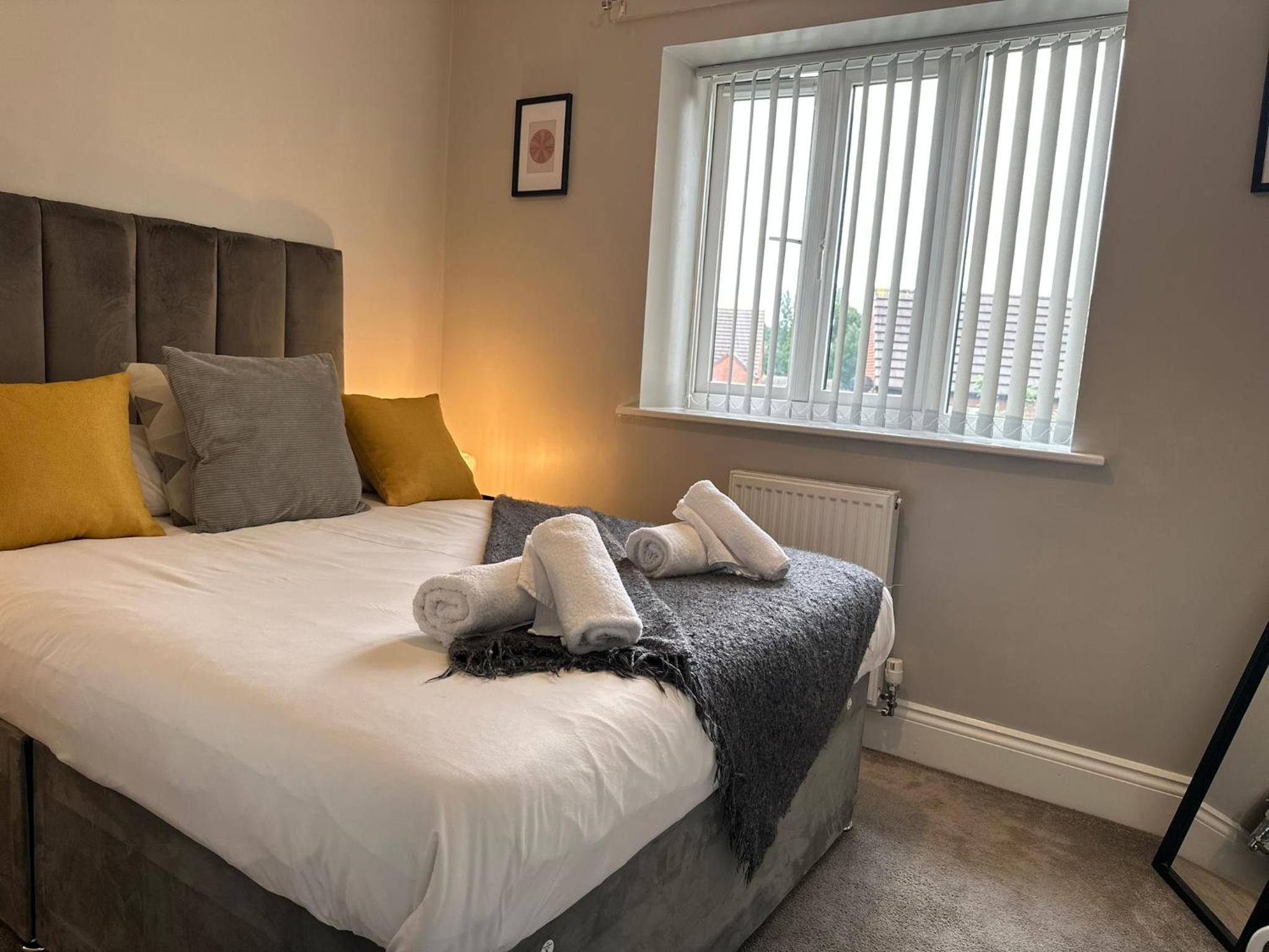 New Stylish House - Sleeps 7 - Free Parking - Contractors Welcome - Wifi view 3