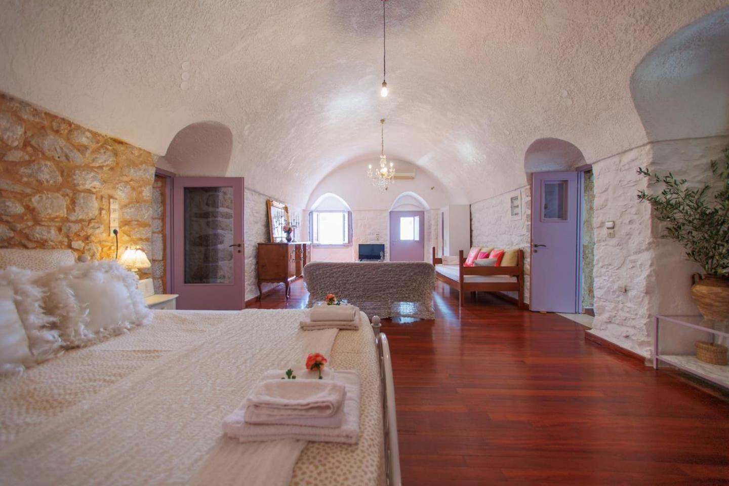 Iliana's house - spacious cave house in the center of Areopolis