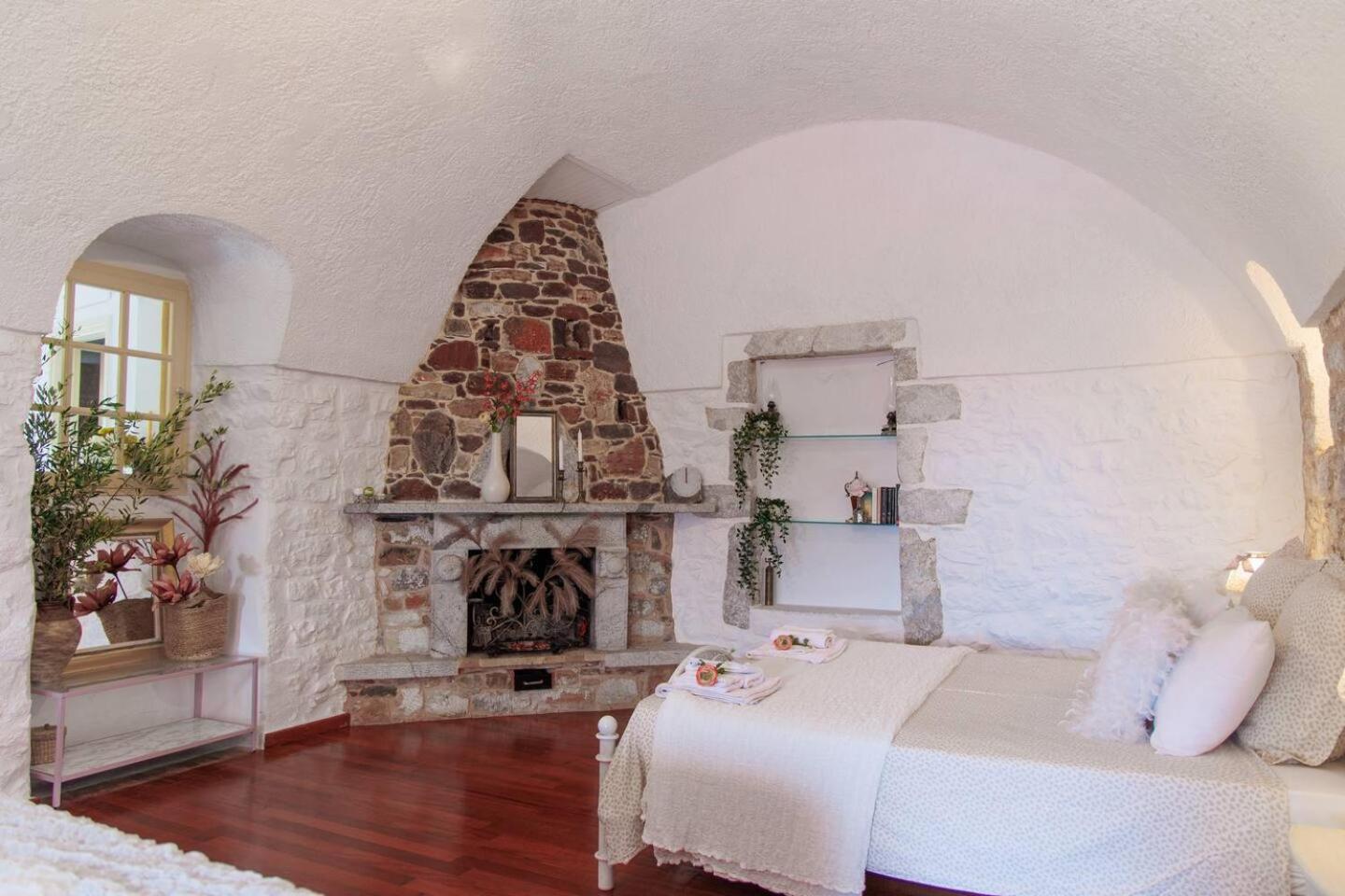 Iliana's house - spacious cave house in the center of Areopolis