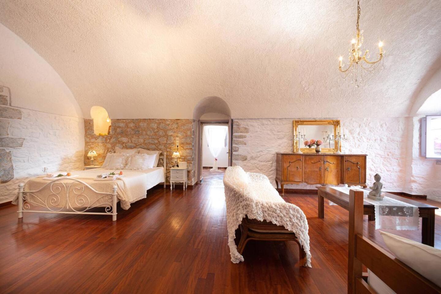 Iliana's house - spacious cave house in the center of Areopolis