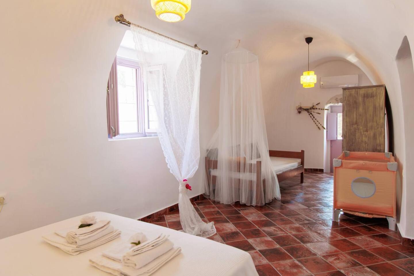 Iliana's house - spacious cave house in the center of Areopolis